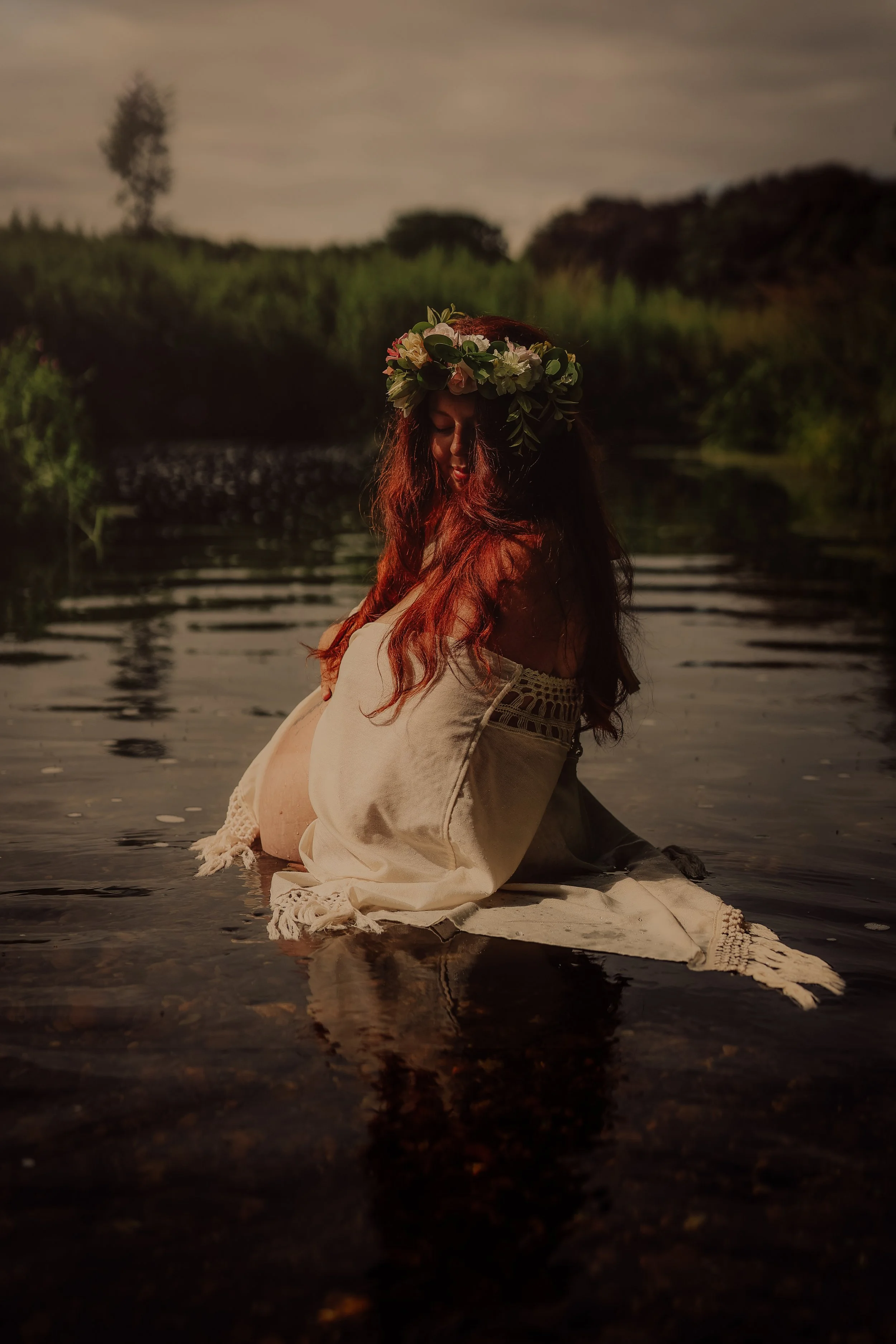 Riverbank Magic: Relaxed Family Maternity Photography in Nature