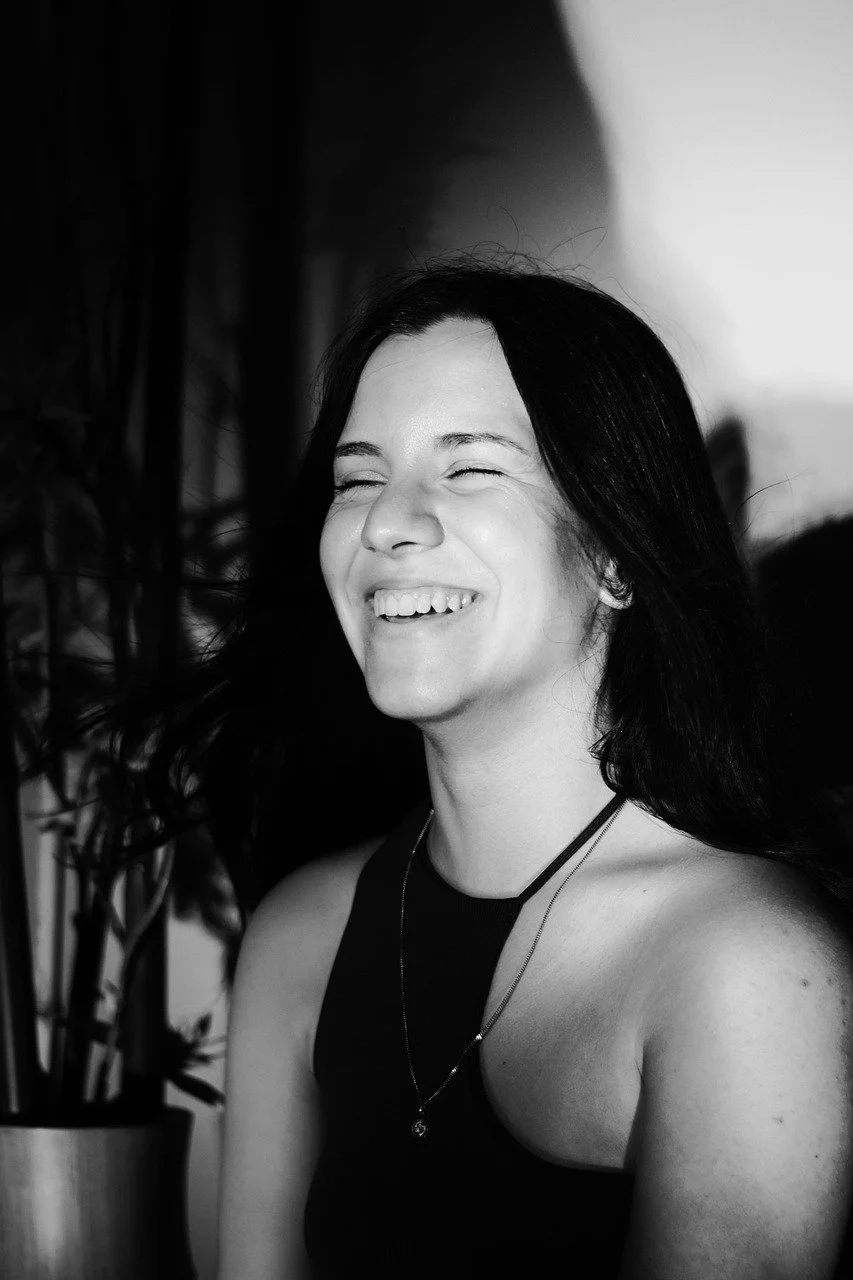 Femme ravie de sa formation bureautique, illustrant la réussite et la montée en compétences en bureautique.