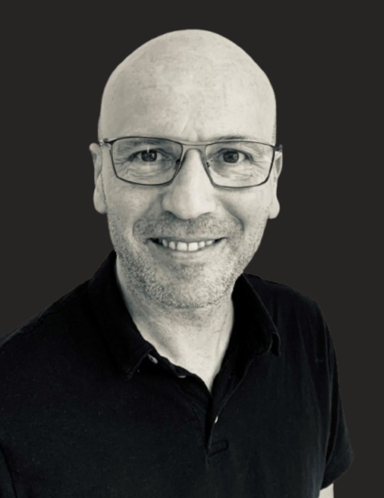 François-Julien POZOT - FJP Jacquard Formation - Bureautique - Word Excel Powerpoint - Dunkerque Hauts de FranceHomme souriant portant des lunettes, en costume noir, fond sombre.