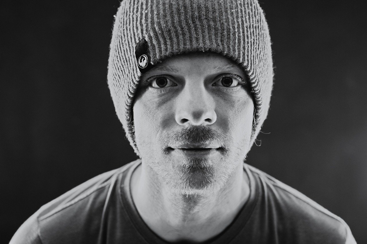 Homme souriant satisfait de sa formation Excel, illustrant la réussite et la montée en compétences en bureautique.