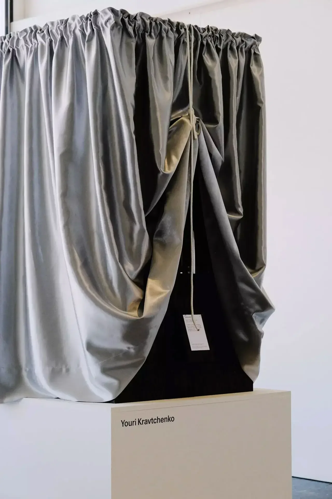 Geneva_Art_Week-Exhibition_2025-Dimanche-Interieur_nuit-Additional-01.webp