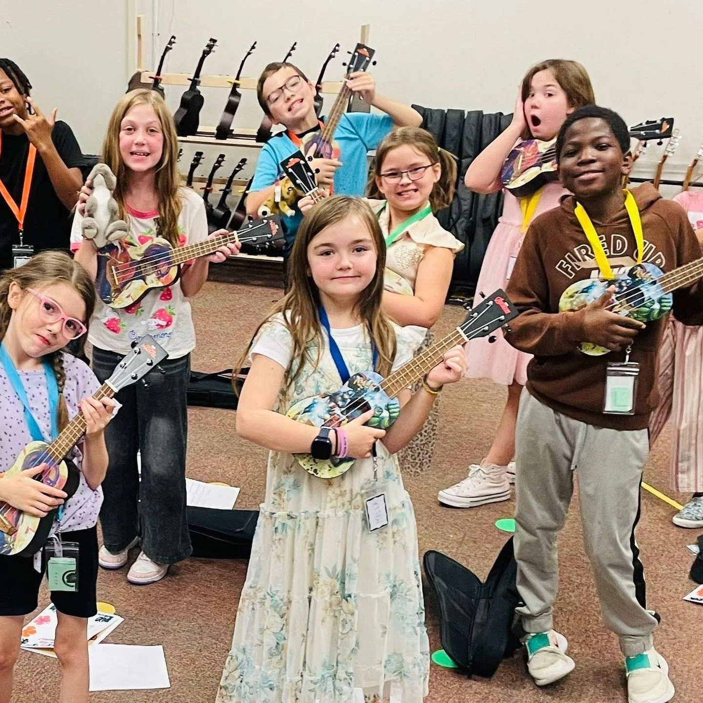 Ukulele club is up and running with our new school partners at @jamesgarfield31 ! We are excited to watch this group learn and grow. 🎶🎶
#elsistema #ukulele #musiceducationforkids