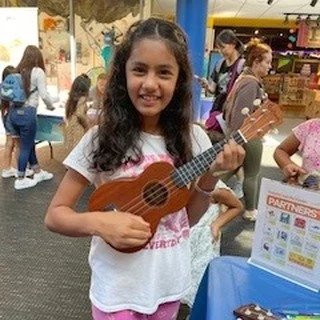 We had such a great time playing ukulele with the families at the @childrensmuseum at Fiesta de la Familia!
¡Nos lo pasamos genial tocando el ukelele con las familias en el Museo de los Niños de Indianápolis en la Fiesta de la Fa