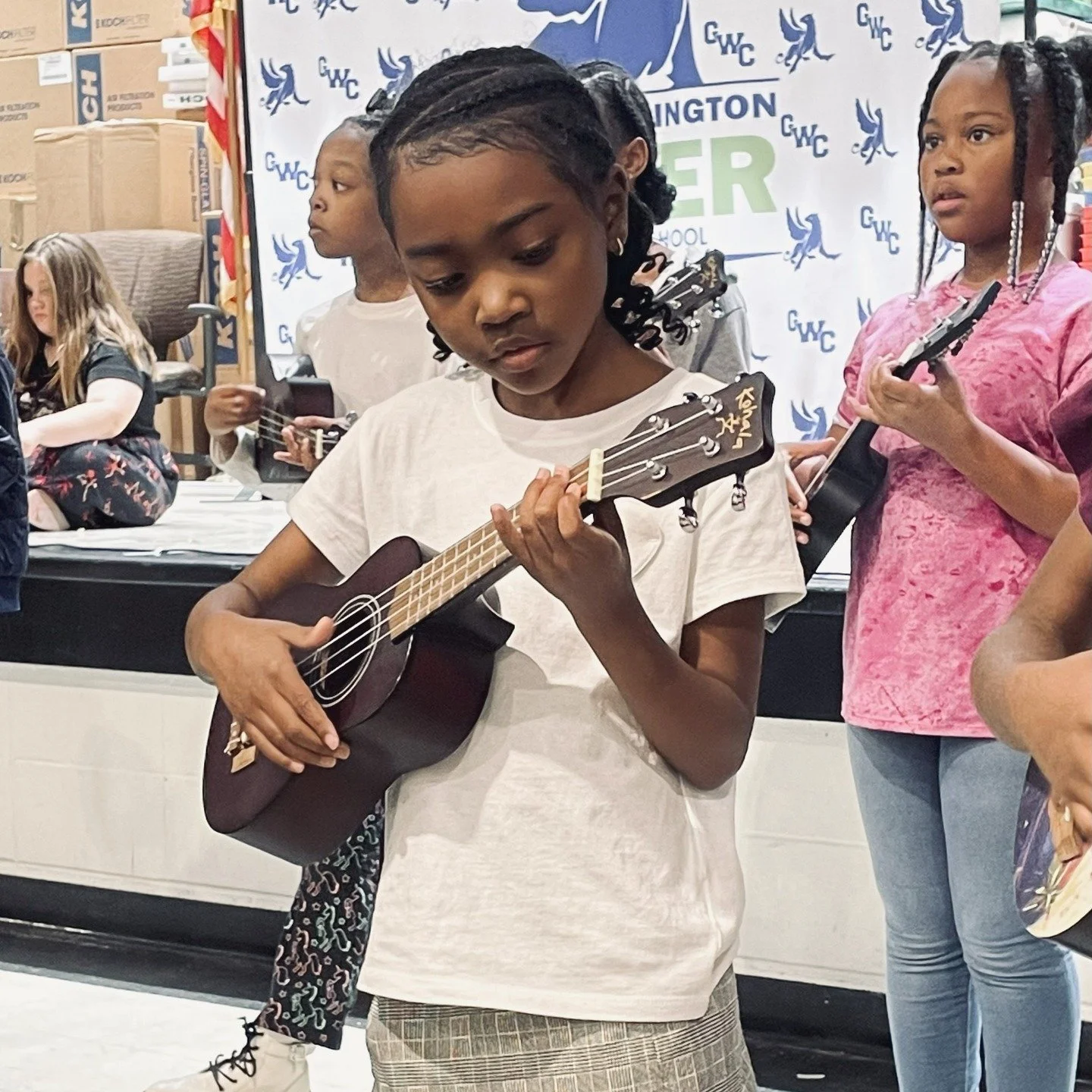 What a wonderful first performance at @gwcarver87 Hispanic Heritage Night! Congratulations to our young musicians!
#elsistema #musiceducation #ukulele #drumming #hispanicheritagemonth