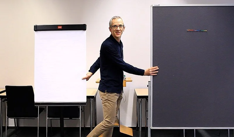 Pinnwand und Flipchart für den Workshop vorbereiten