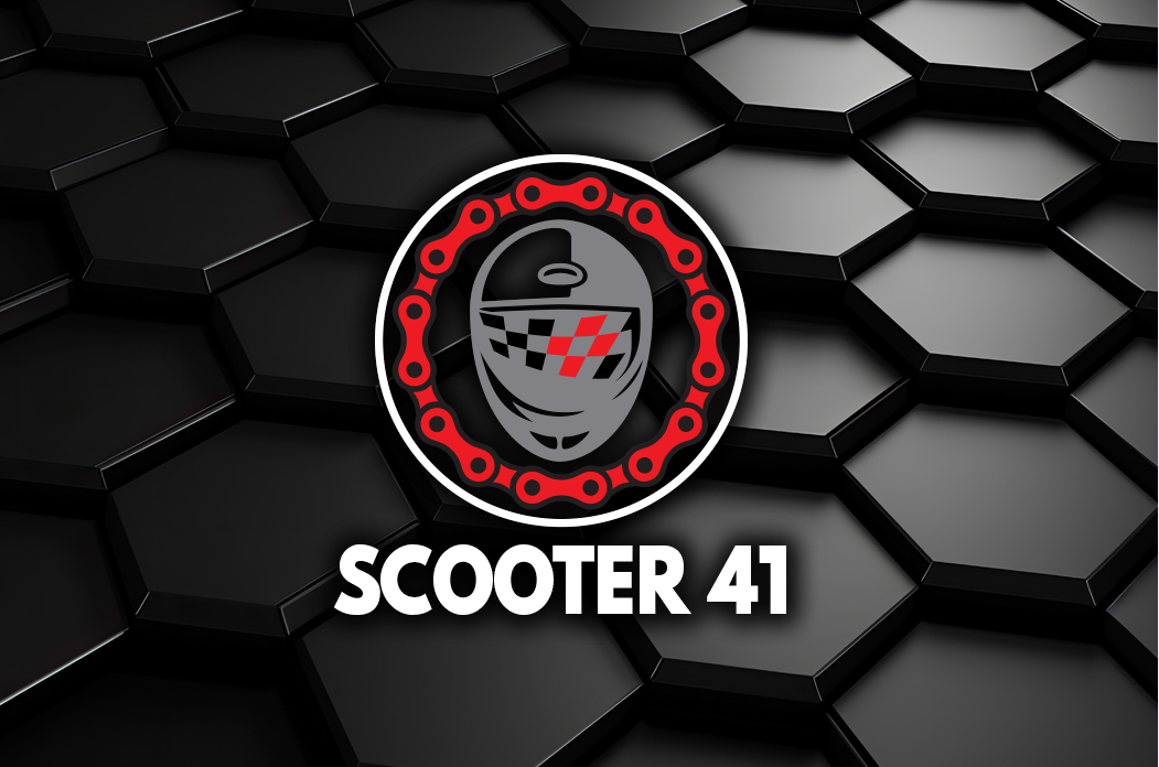Logo représentant un casque de moto stylisé entouré d'une chaîne rouge, avec le texte "Scooter 41" sur un fond de motifs hexagonaux noirs.