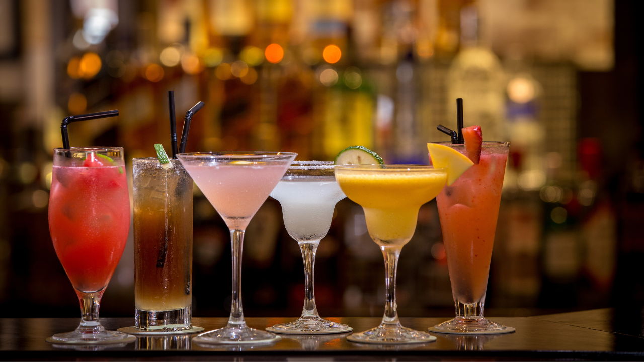 6 glasses of cocktails