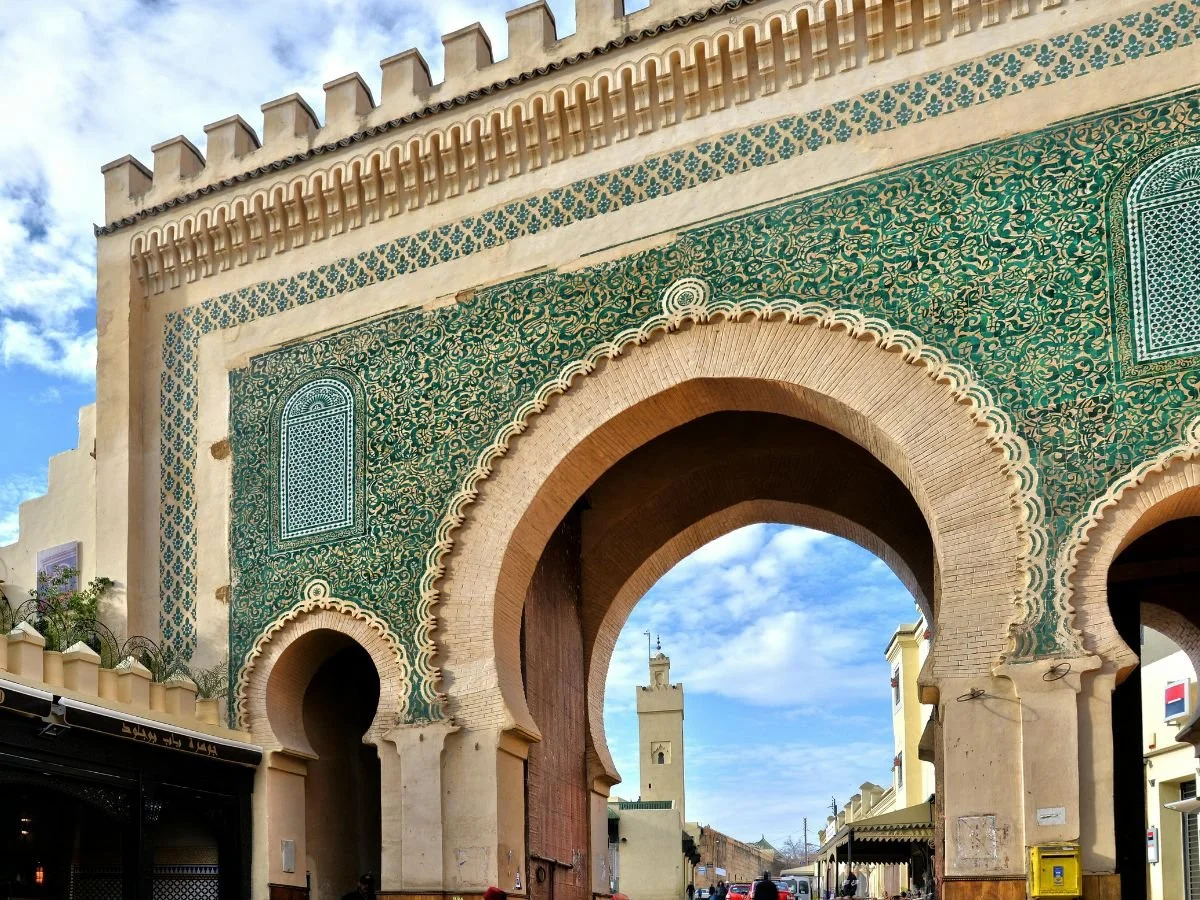 Bab Bou Jeloud, la celebre porta blu con decorazioni in mosaico ceramico all'ingresso della medina di Fez.