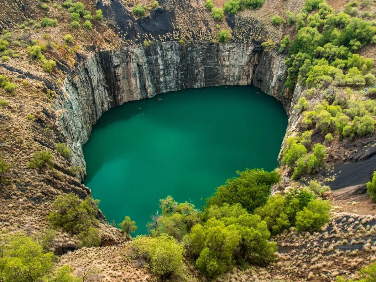Veduta dall’alto del Big Hole di Kimberley, la grande cavità scavata a mano con acqua verde smeraldo