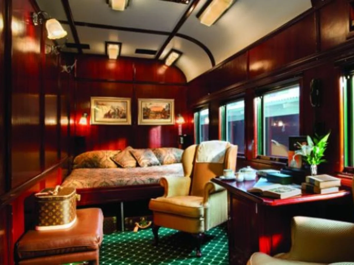 Cabina in stile edoardiano del Pride of Africa con pannelli in legno, letto, poltrona e scrivania