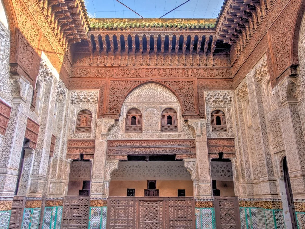 Cortile interno finemente intagliato e decorato con zellige e stucco di un'antica medersa a Meknes.