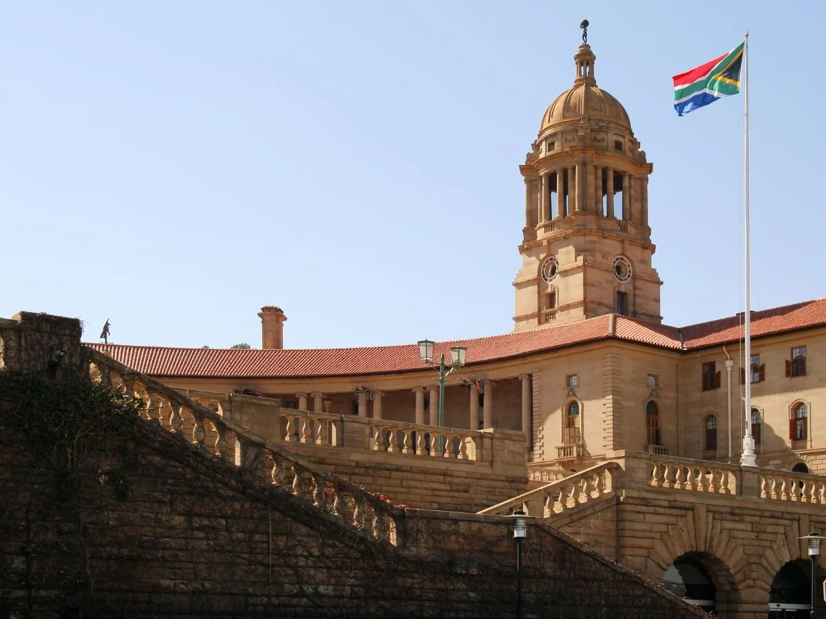 Union Buildings di Pretoria in arenaria, con torre a cupola e bandiera del Sudafrica che sventola