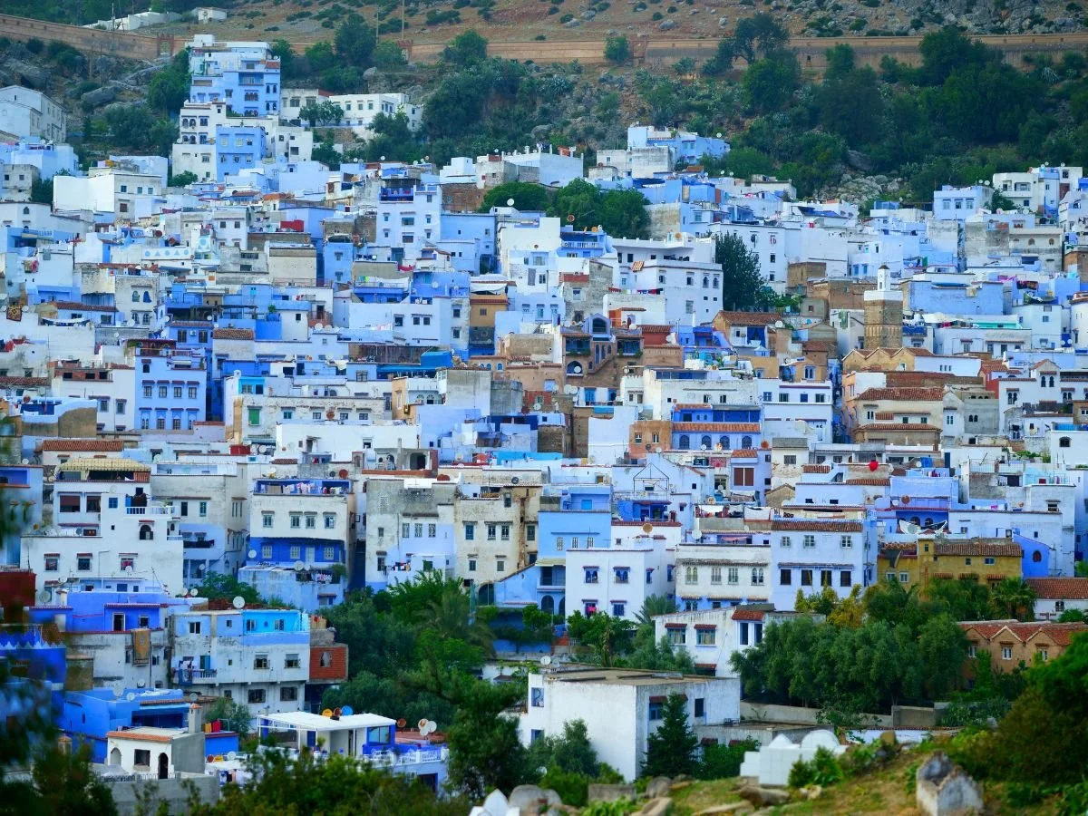 Vista panoramica sulle case e gli edifici dipinti di blu della medina di Chefchaouen sulle colline del Marocco.