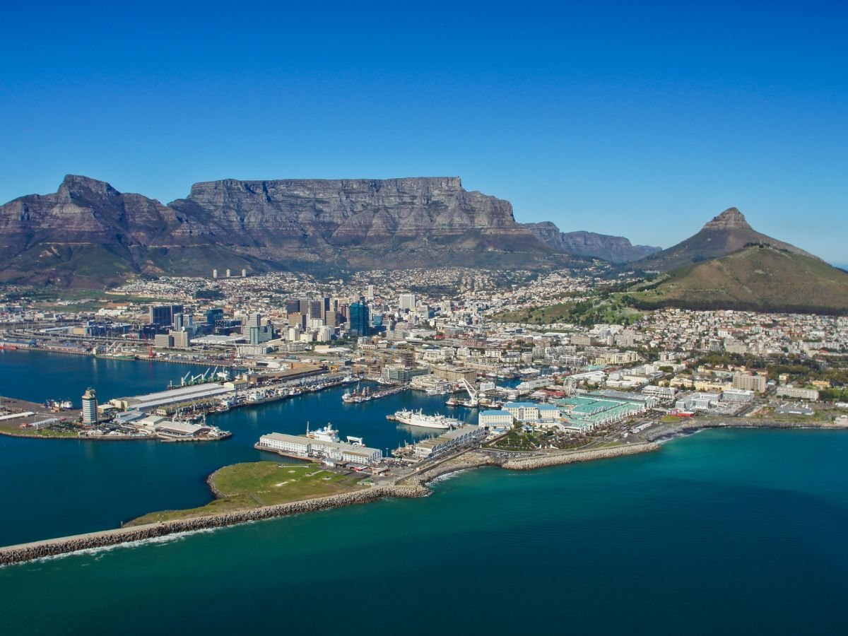Cape Town dall’alto con il porto, la Table Mountain e il Lion’s Head, meta finale del viaggio in treno