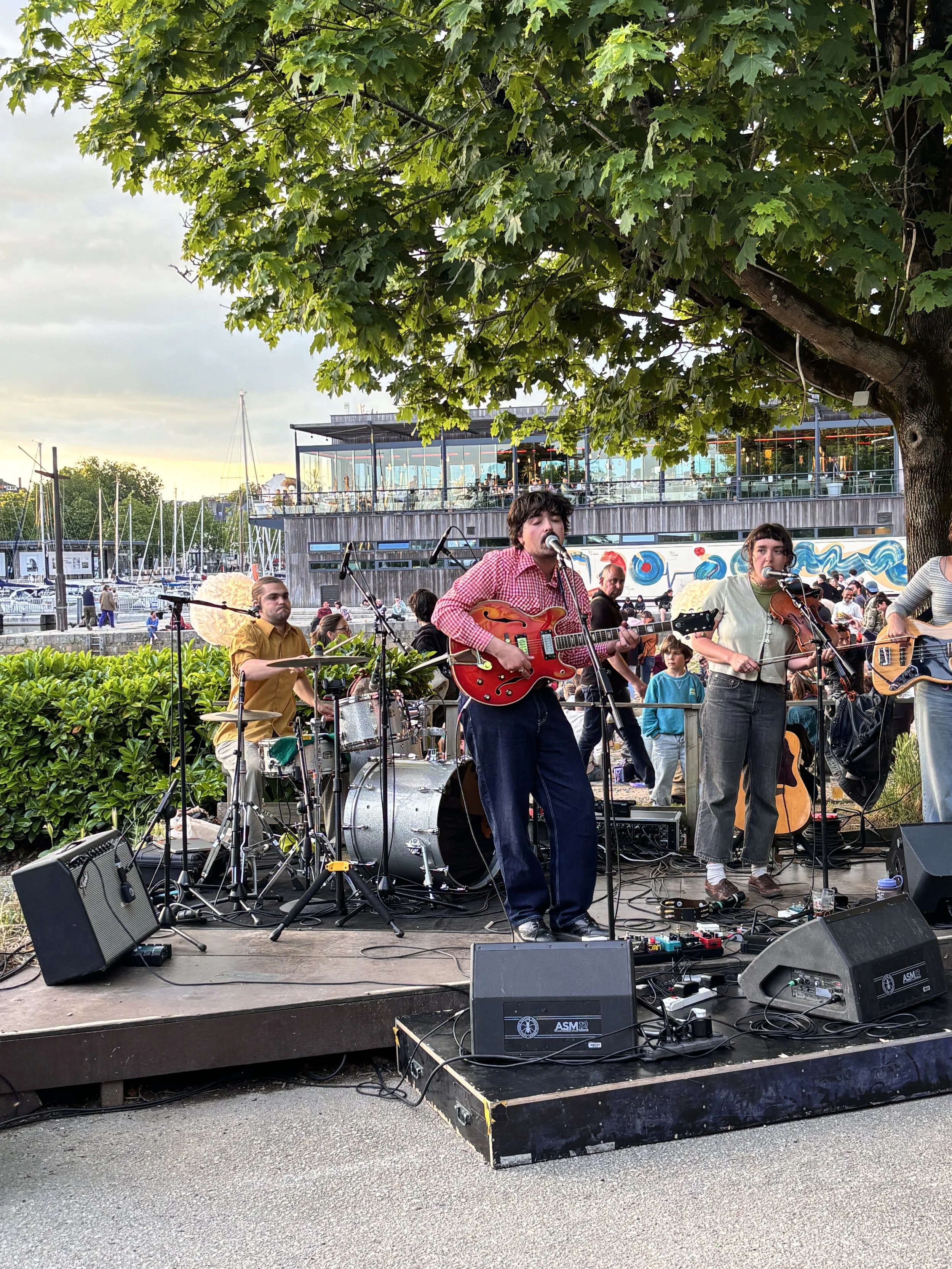 LA TERRASSE DE LA TRAVERSE L'ETE.jpg