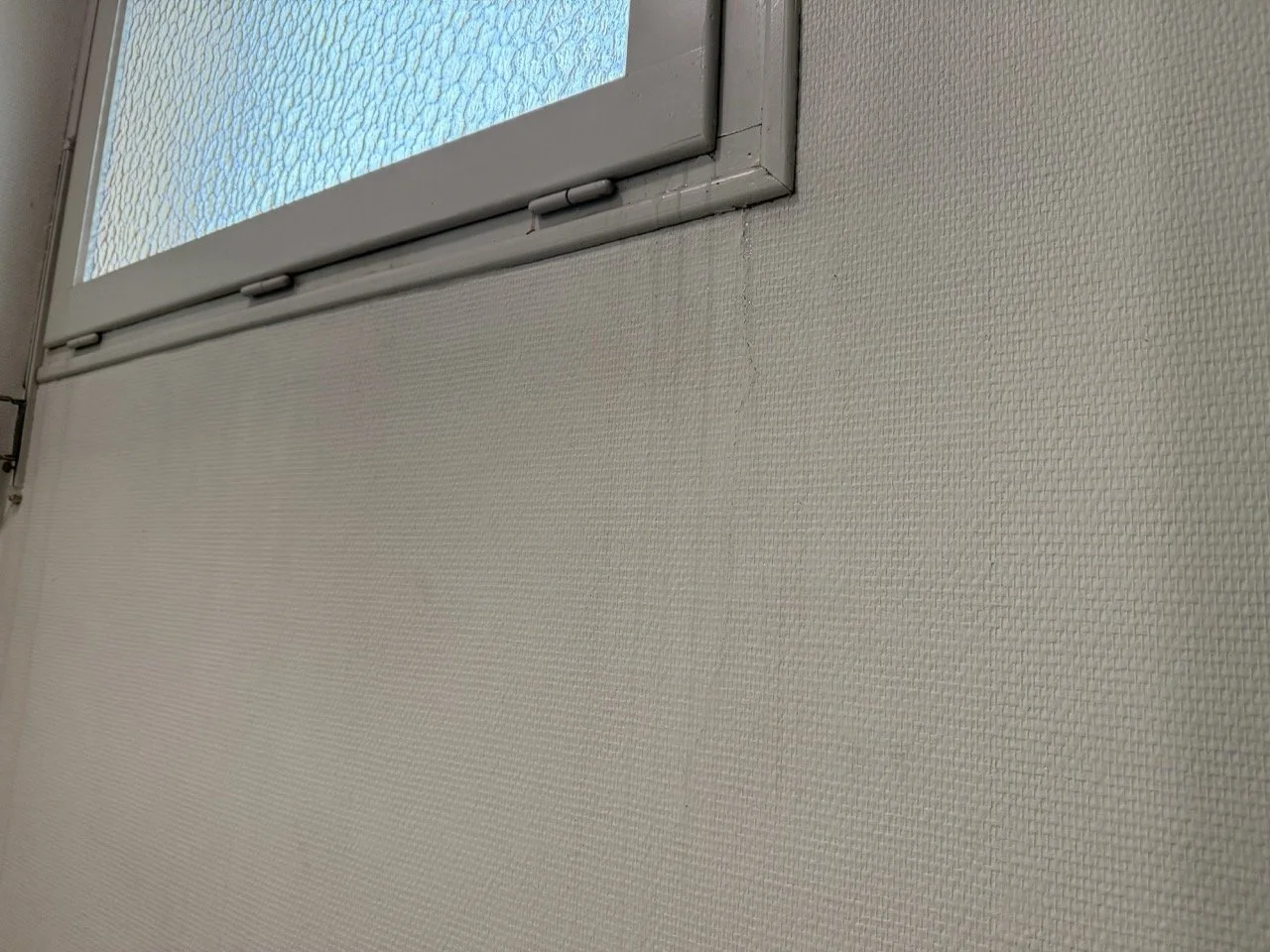 Recherche de fuite sur joint de menuiserie ou seuil de porte défectueux