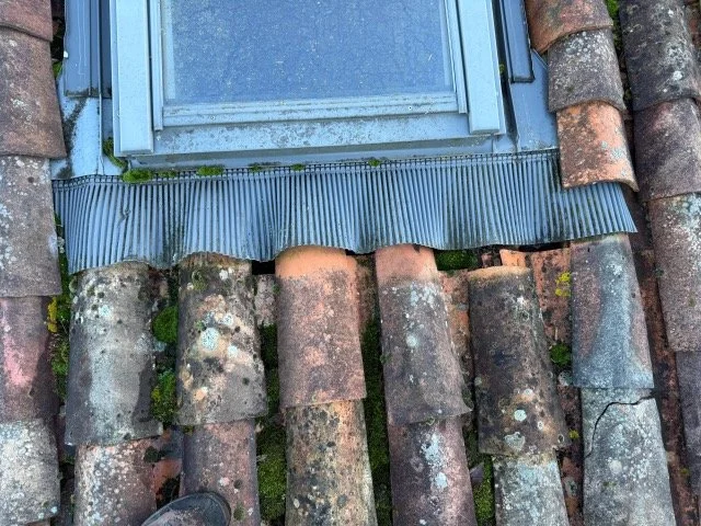 Identification d'infiltration d'eau sur raccord de fenêtre de toit (type Velux) à Angoulême