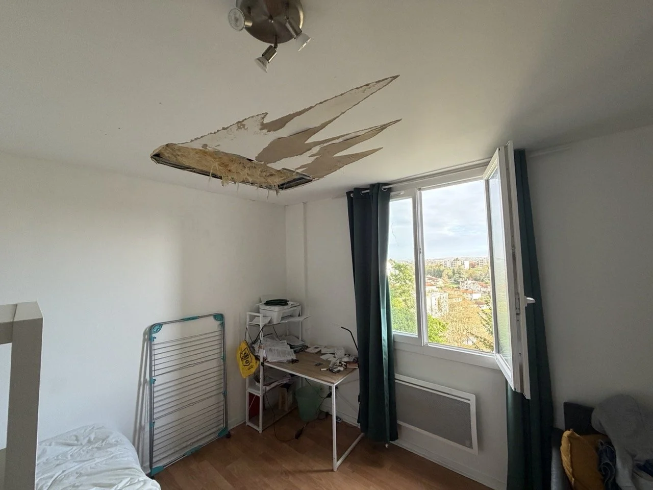 Plafond dégradé à la suite d'un dégât des eaux, dans un logement à Cognac (16)
