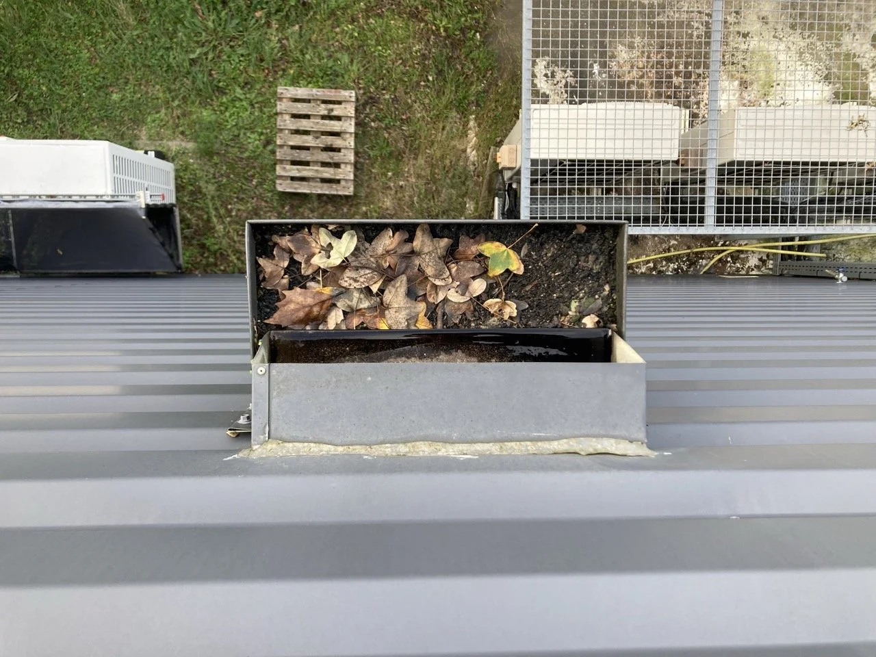 Stagnation d'eau et risque d'infiltration causés par une boîte à eau bouchée