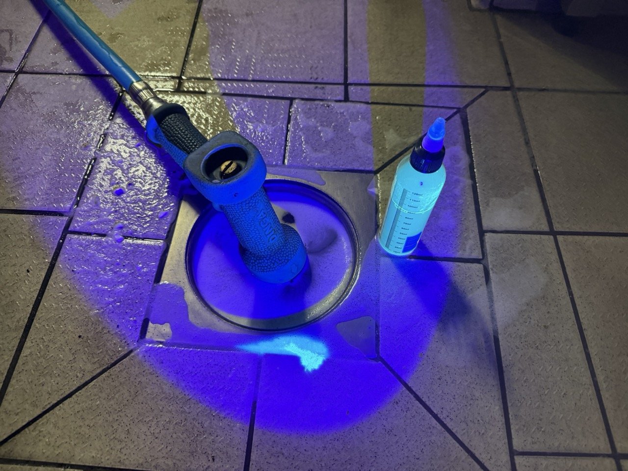 Localisation d’infiltrations domestiques grâce à un traceur UV à Angoulême – MW Diagnostic