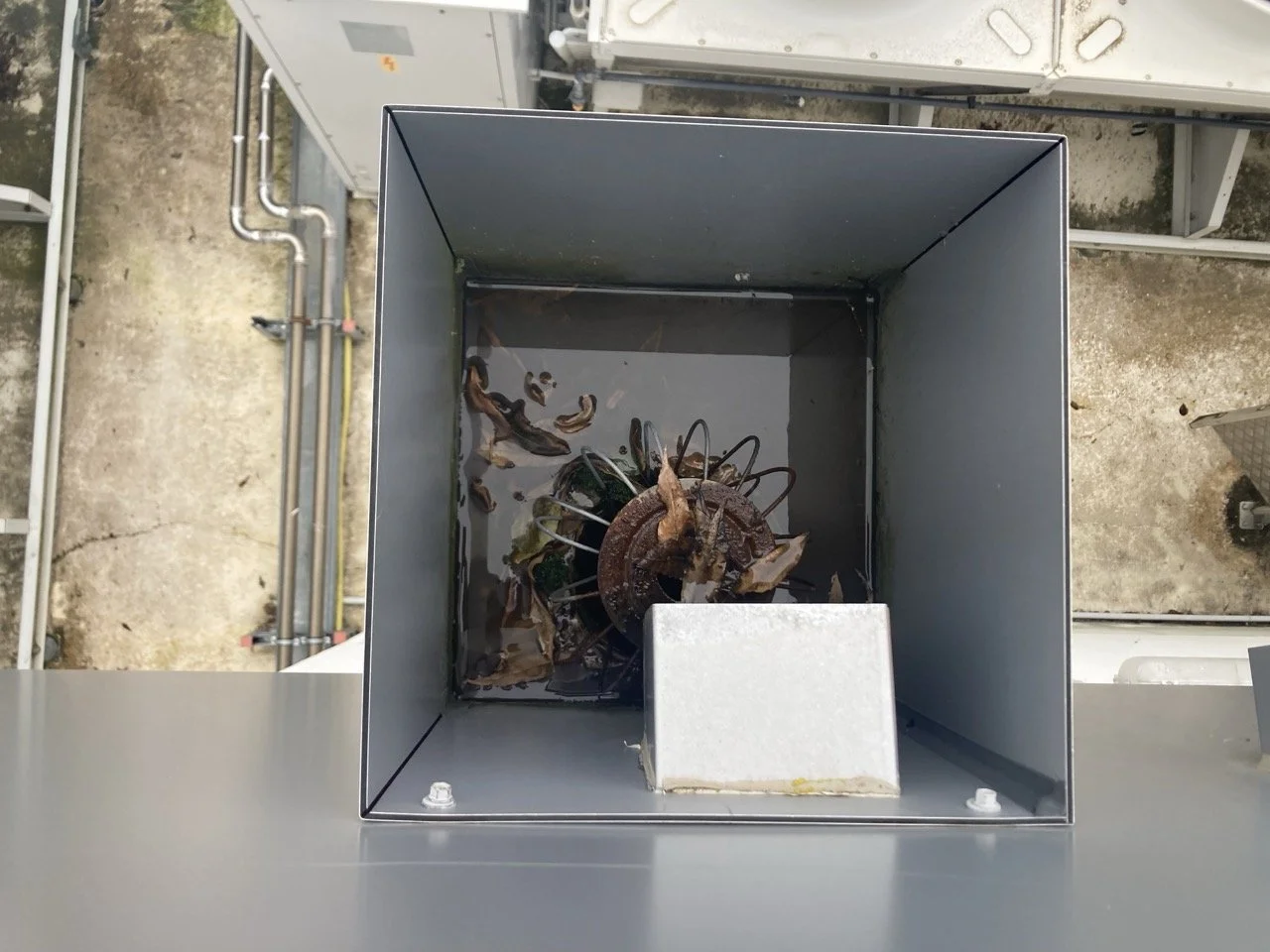 Vérification du bon écoulement après entretien de la boîte à eau