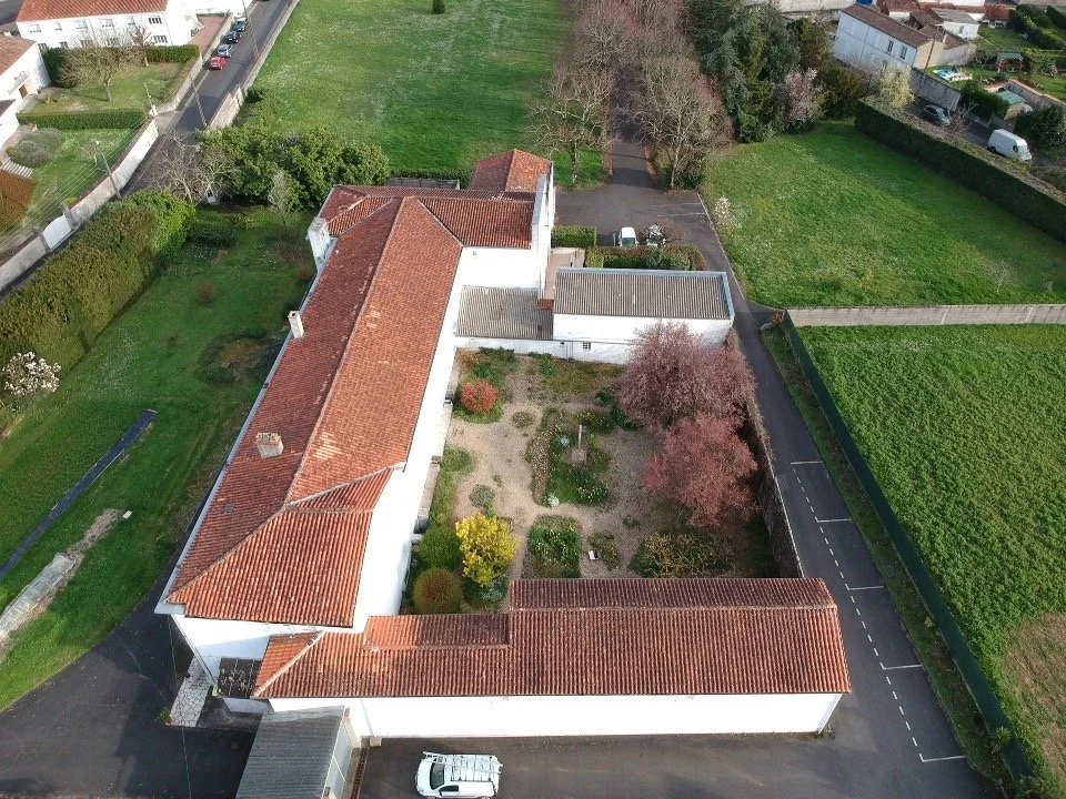 Vue aérienne complète d'une toiture à Angoulême réalisée par drone pour diagnostic rapide