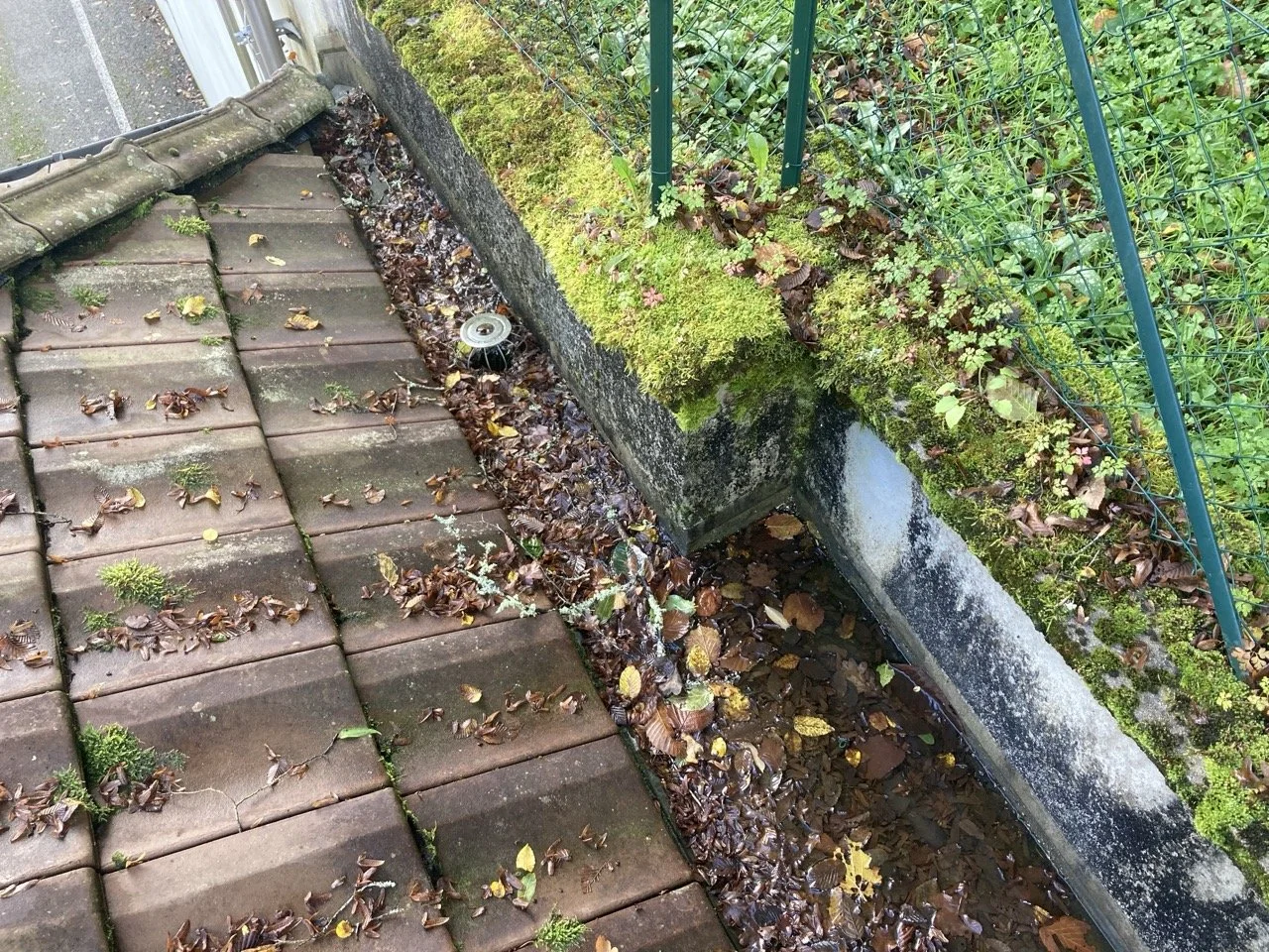 Vérification des points d'étanchéité de la couverture en tuiles