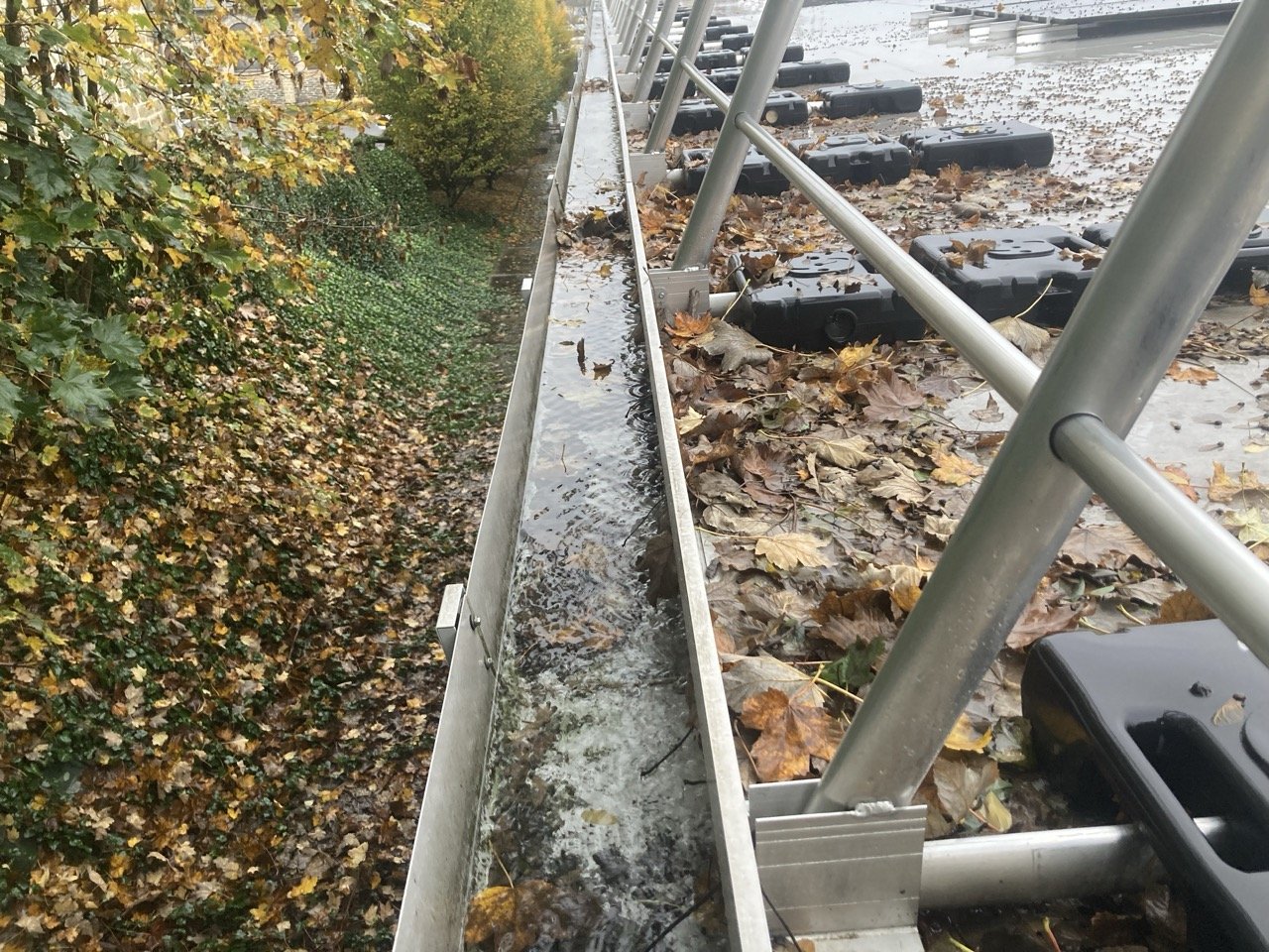 Nettoyage complet du chéneau pour rétablir l'écoulement des eaux