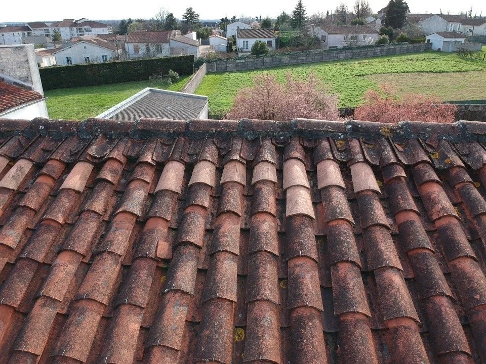 Zoom haute définition sur une tuile cassée détectée par drone en Charente sans échafaudage