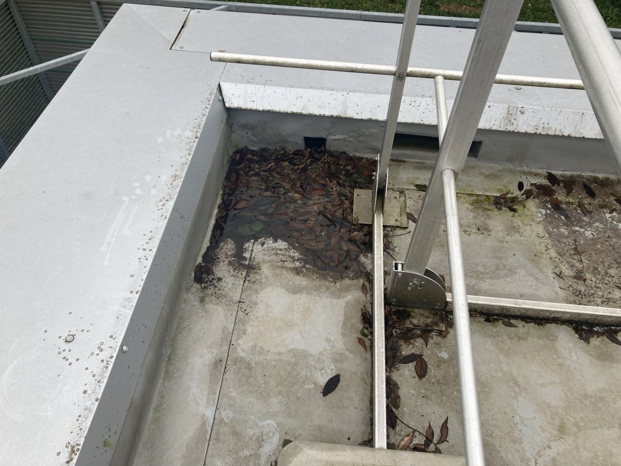 Nettoyage manuel et débouchage d'une boîte à eau pluviale à Angoulême