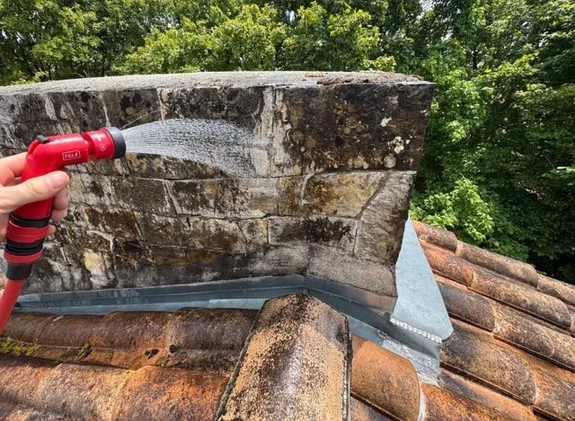 Test d'étanchéité par arrosage ciblé sur abergement de cheminée à Soyaux (16)