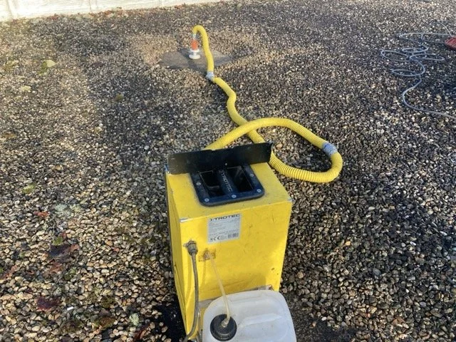 Recherche de fuite avec machine à fumée sur toit terrasse.