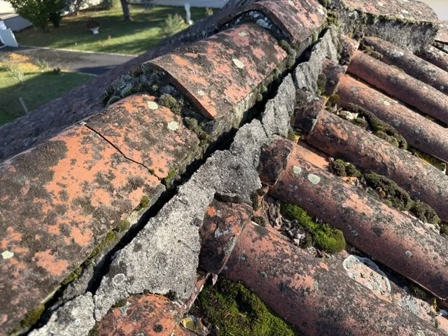 Constat de dégradation sur le faîtage (maçonnerie) de toiture secteur Cognac