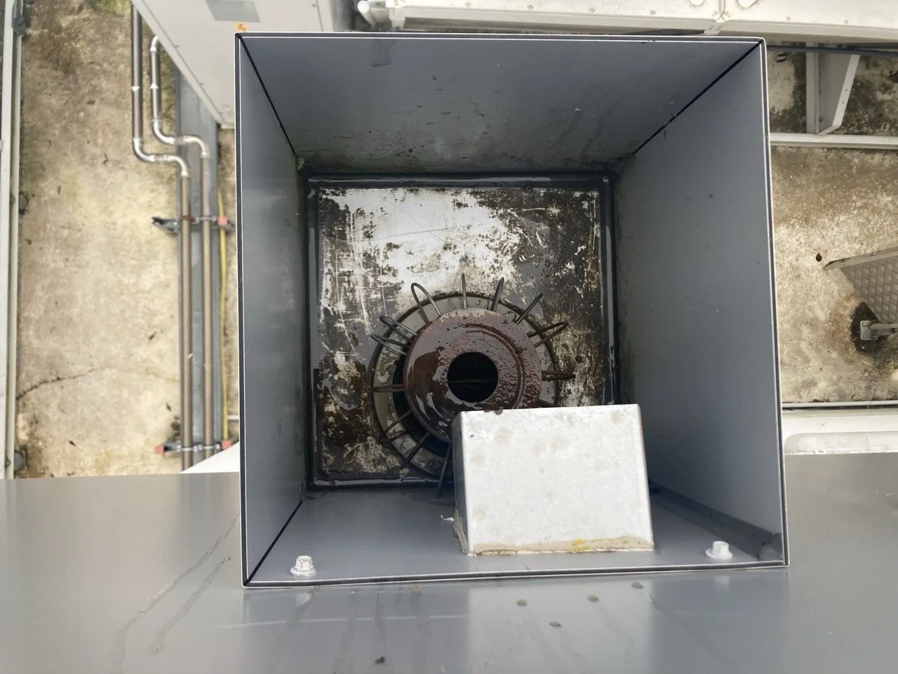 Boîte à eau débouchée et fonctionnelle sur toiture-terrasse