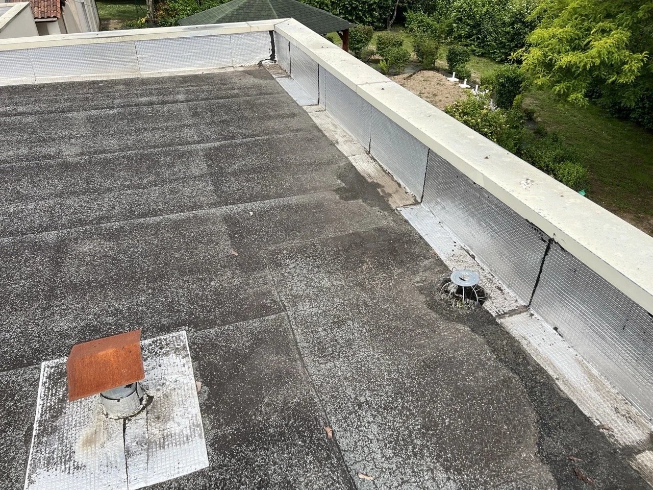Contrôle de l'étanchéité d'une membrane bitume sur toit plat en Charente.