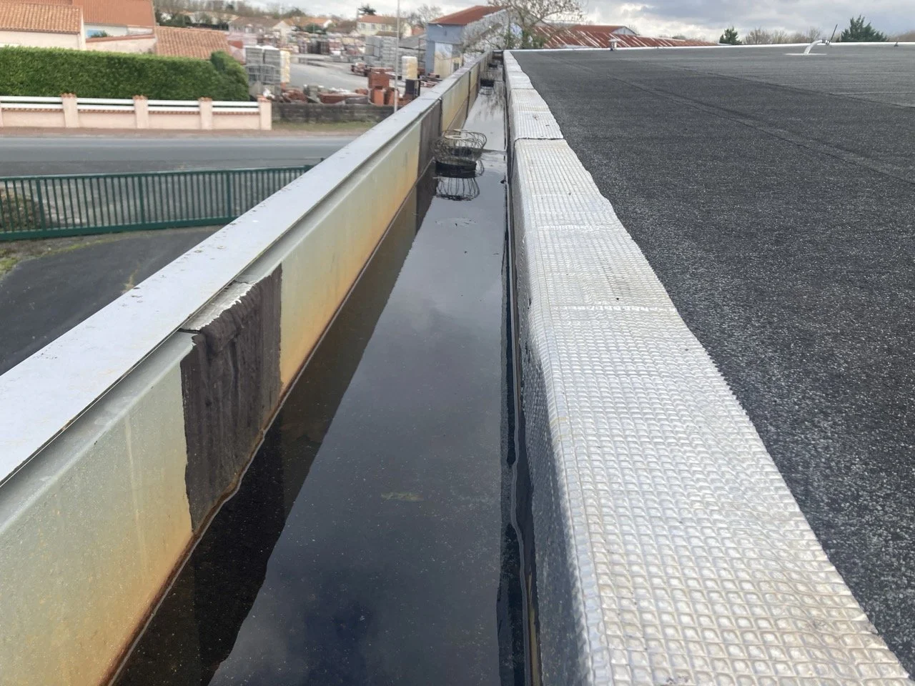 Chéneau bouché par l'accumulation de feuilles et de boue en Charente