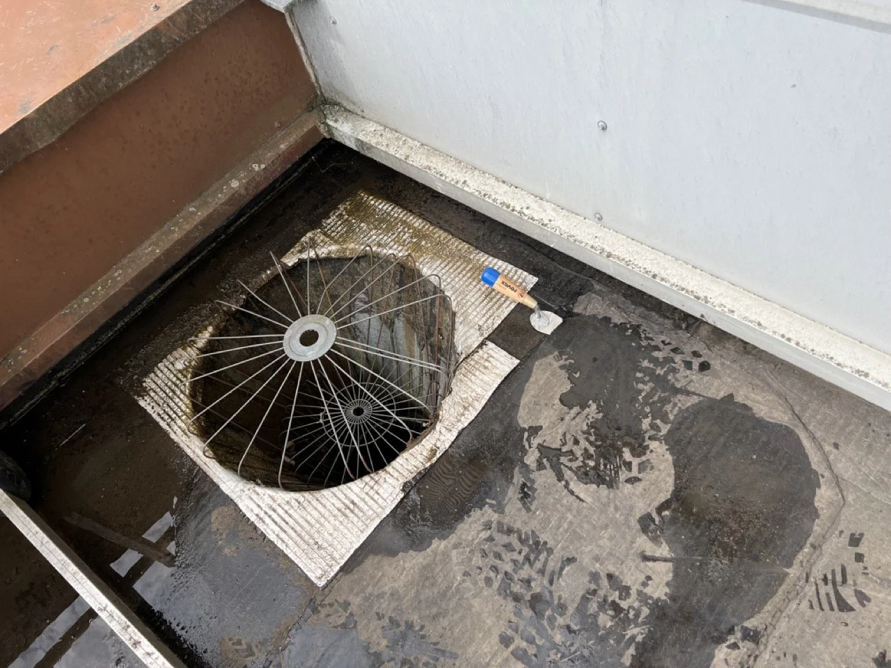 Décollement de soudure sur membrane d'étanchéité bitume, toiture-terrasse d'un bâtiment industriel à Cognac (16)