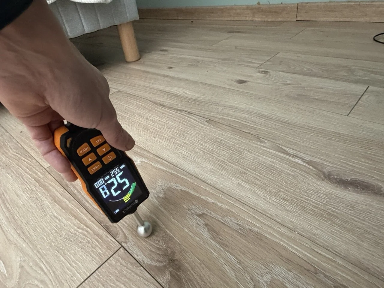 Mesure du taux d'humidité au sol par humidimètre pour localiser la zone de fuite