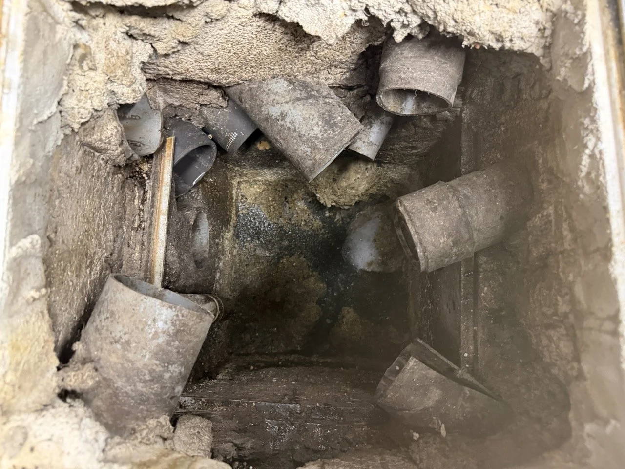 Diagnostic vidéo révélant une fissure ou cassure sur tuyau PVC/Béton dans le 16