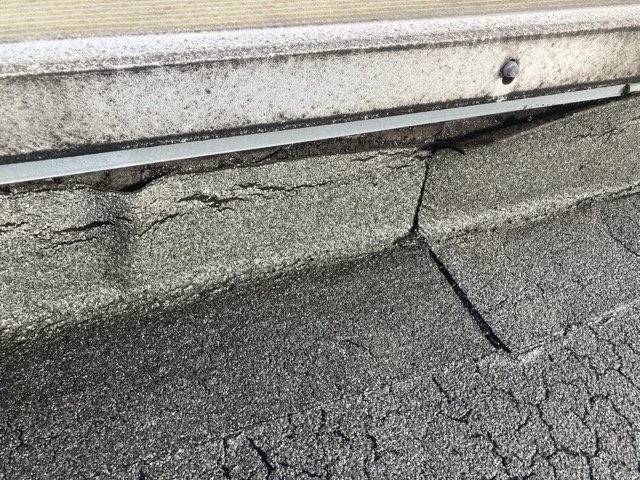 Défaut d'étanchéité sur relevé bitume détecté sur toit terrasse à Angoulême