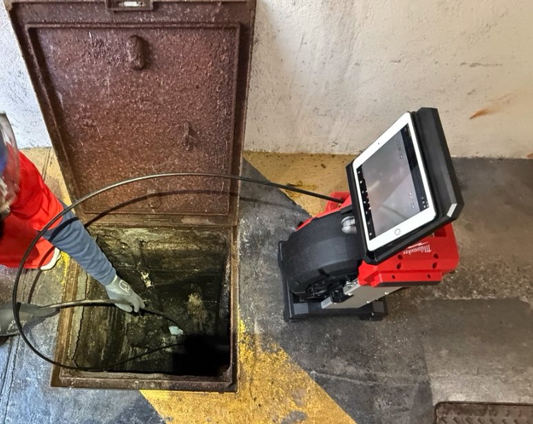 Insertion d'un jonc traçable avec sonde dans un regard pour détection de réseau à Angoulême