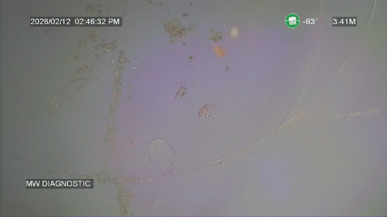 Diagnostic vidéo révélant une fissure ou cassure sur tuyau PVC/Béton dans le 16