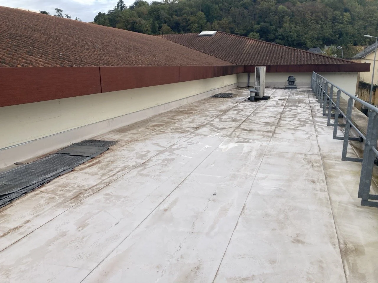 Nettoyage de surface sur toiture PVC pour éviter le vieillissement prématuré