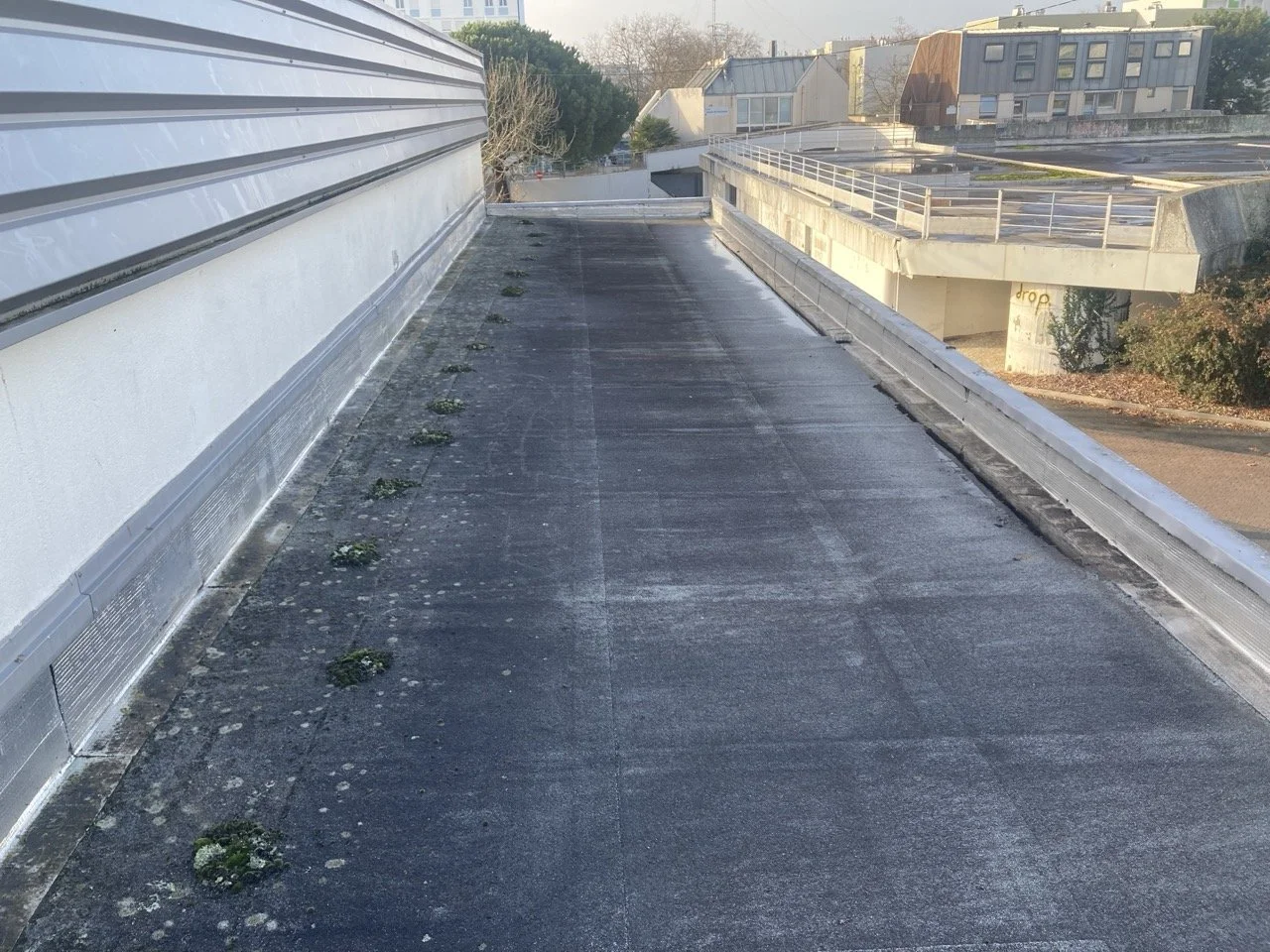 Contrôle des zones de stagnation d'eau sur toiture terrasse