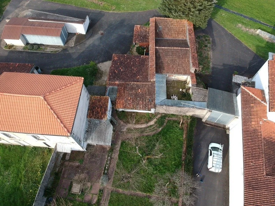 Télépilote certifié DGAC préparant une inspection de toiture sécurisée et réglementée