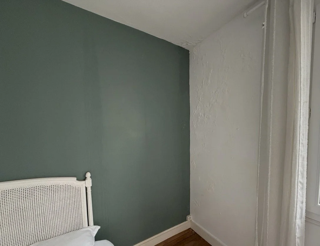 Cloquage et traces d'humidité sur un mur intérieur, infiltration par la façade d'une maison à Jarnac (16)