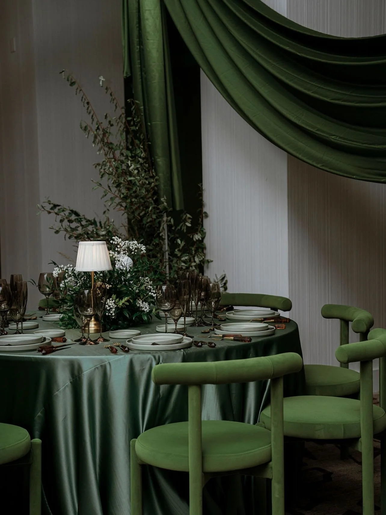 A curated collision of fine art + modern edge 🫒🍸

Draped in green and framed by statues, this design mirrors the spirit of @hotelwashingtondc - a sleek contemporary landmark layered with century-old architecture. Elevated plateware, lush textures, 