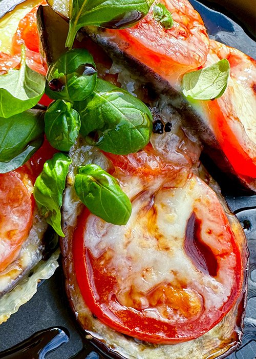 Gratinert aubergine med tomat og mozzarella
