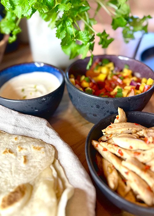 Kyllingfajitas med mangosalsa og syrlig rømmedressing