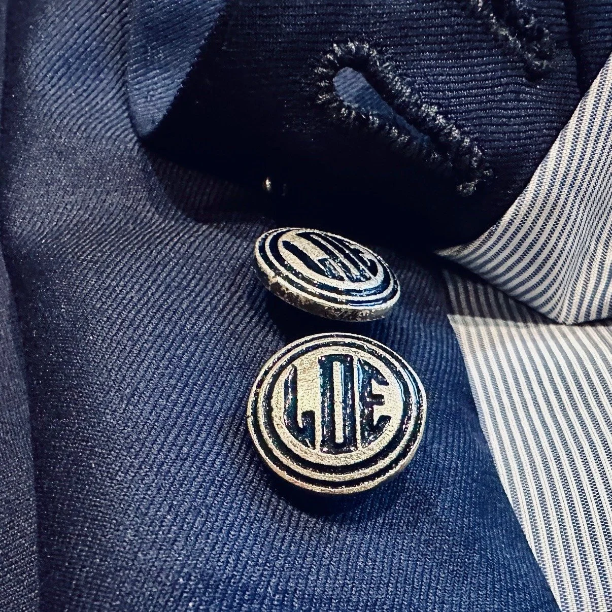 Handmade &amp; hand-lacquered blazer buttons serve as an ideal pairing for handstitched buttonholes.

#Handmade #handmadejewelry #Handpainted #handstitched #handstichedbuttonholes #custombuttons #custom#menswear #classicmenswear #mensfashion #blazer 